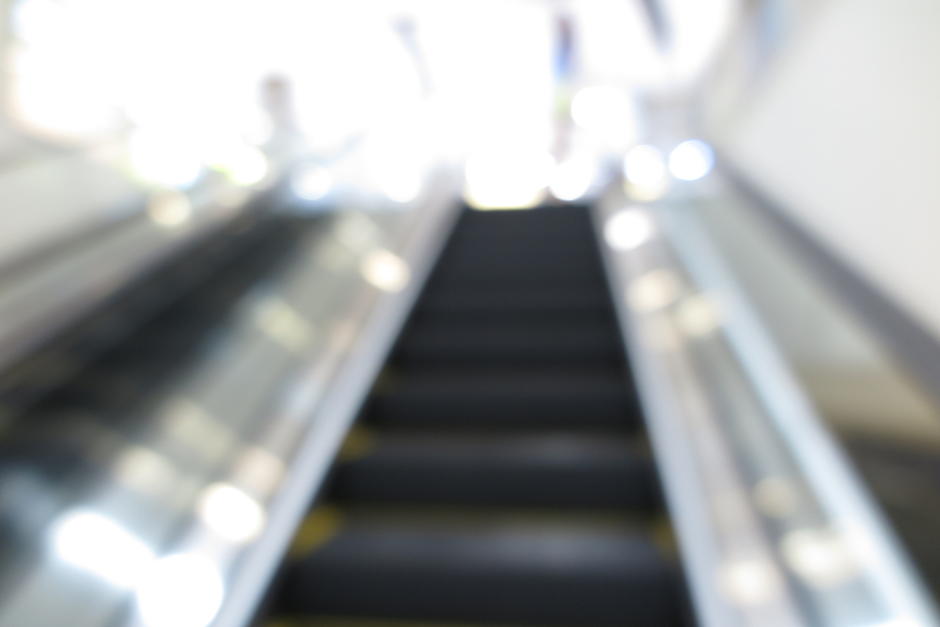 Hombre se desploma y muere en un centro comercial