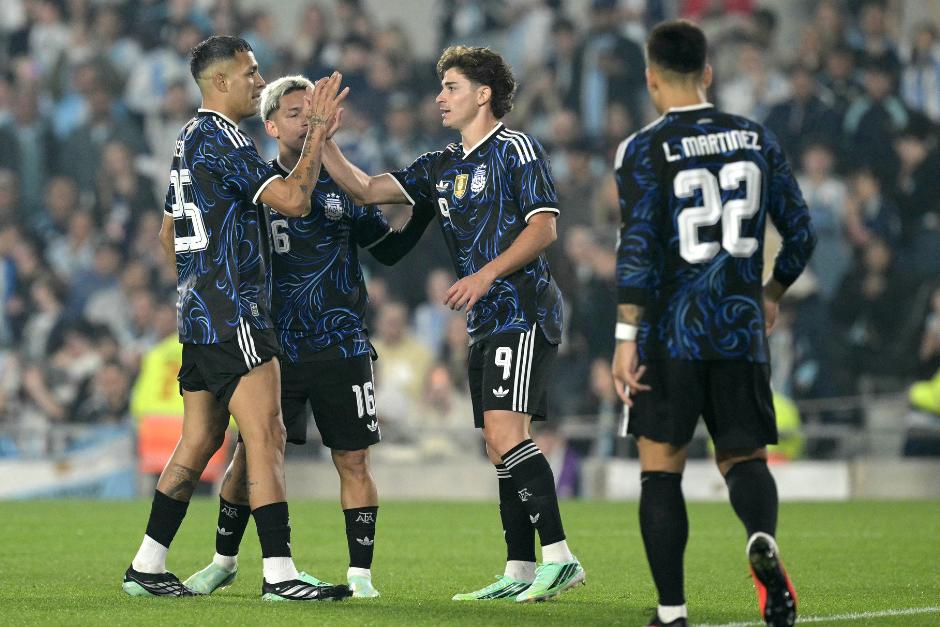 Juli&aacute;n &Aacute;lvarez y compa&ntilde;&iacute;a festejan el segundo gol del juego en el Monumental. (Foto: AFP)