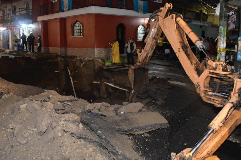 Las maquinar&iacute;as han iniciado a retirar los escombros tras el hundimiento.&nbsp;(Foto v&iacute;a: Edgar Poc&oacute;n/Soy502)