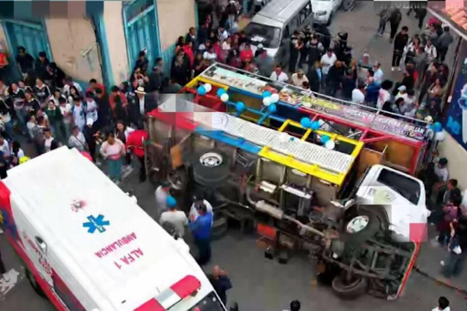 Un bus tur&iacute;stico volc&oacute; cuando los estudiantes saltaban y celebraban en el segundo nivel del auto. (Foto: Redes Sociales)