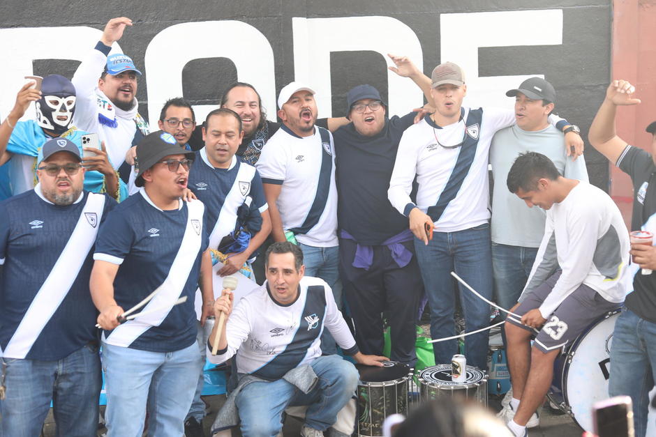 La Barra de Guate lleg&oacute; con bombos y tambores para alentar a la Bicolor. (Foto: Juan Manuel Mijangos)