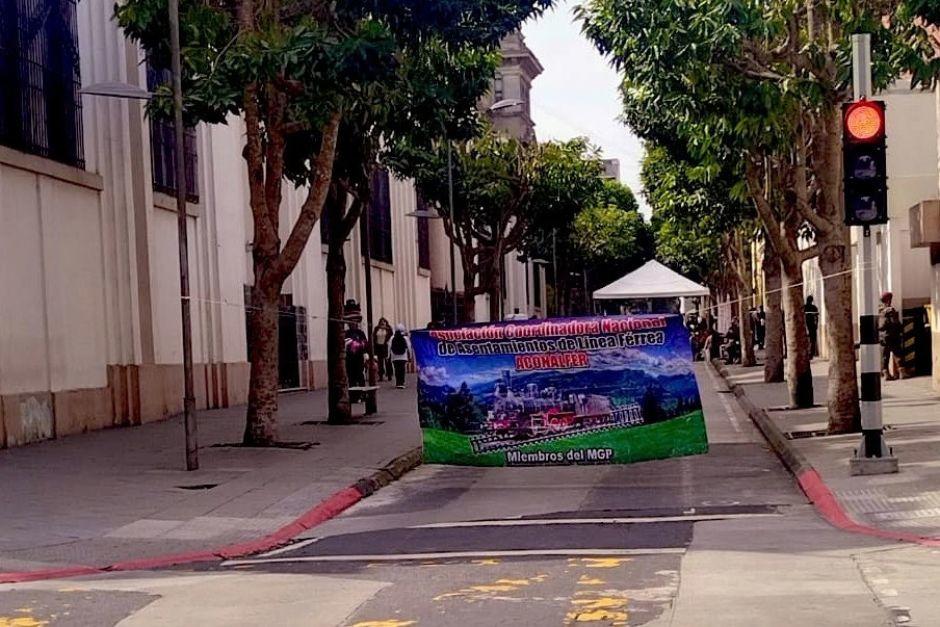 El paso vehicular est&aacute; cerrado frente a Casa Presidencial, zona 1. (Foto: Am&iacute;lcar Montejo)