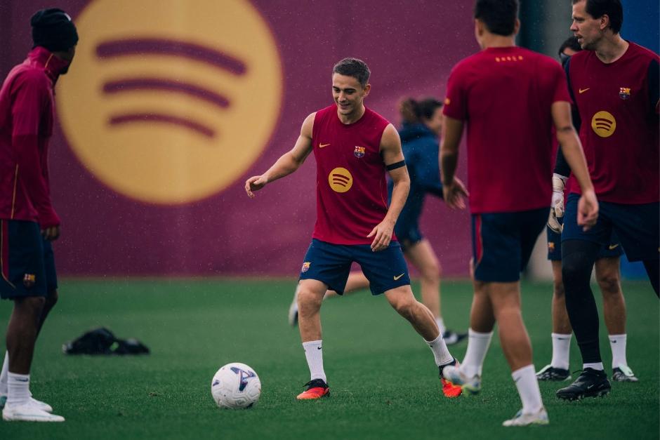 Gavi se la pas&oacute; bien en la pr&aacute;ctica cul&eacute; a pesar de una fuerte lluvia en Barcelona. (Foto: FCB)