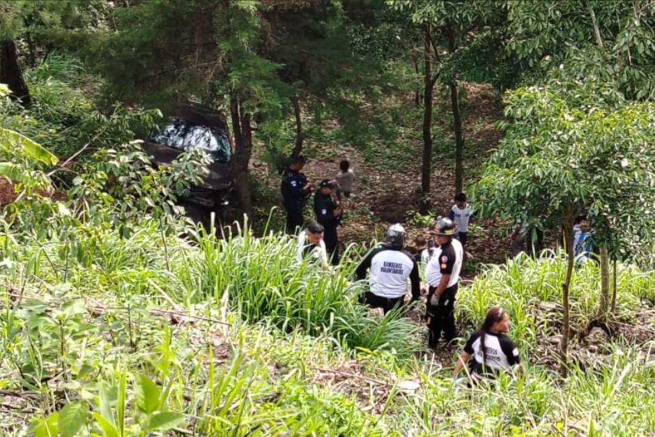 Una conductora perdi&oacute; el control y termin&oacute; herida en el interior de un barranco en la zona 5 esta tarde. (Foto: CVB)