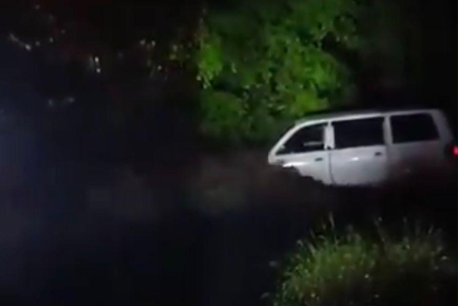 Un microb&uacute;s fue arrastrado por una correntada en una ruta alterna de Guastatoya. (Imagen: Captura de pantalla)