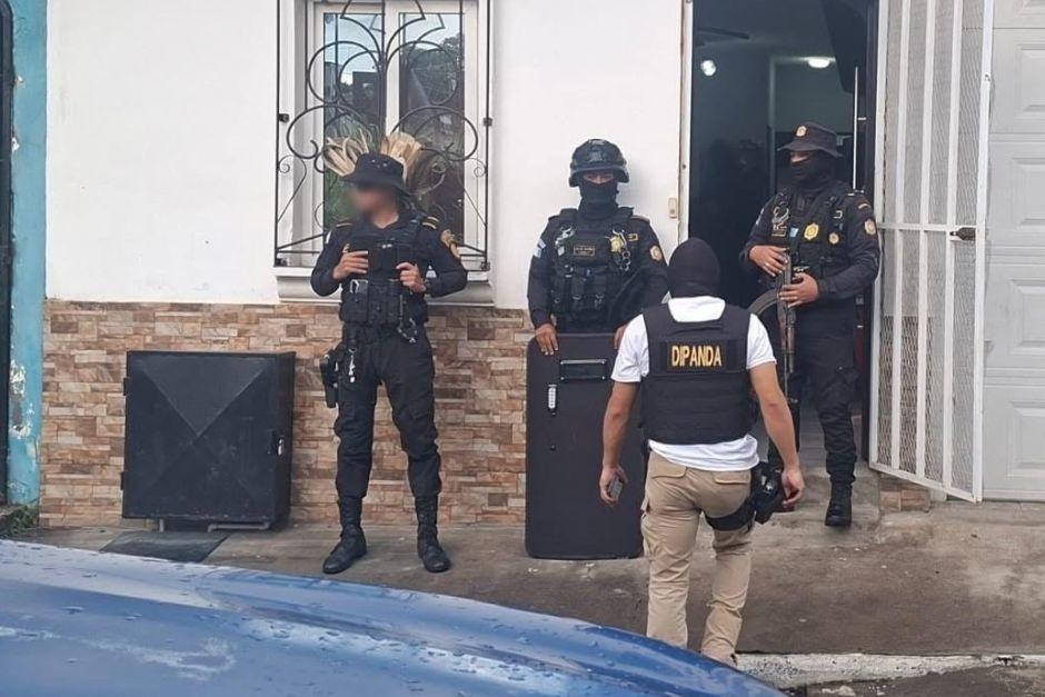 Las autoridades ubicaron al presunto l&iacute;der pandillero dentro de una vivienda.&nbsp;&nbsp;(Foto v&iacute;a: Polic&iacute;a Nacional Civil)