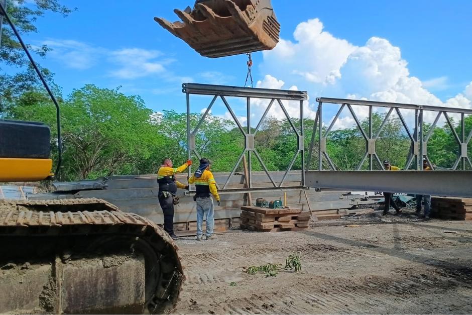 Montaje del puente G&uuml;ijo, ubicado en Usumatl&aacute;n, Zacapa. (Foto: Ministerio de Infraestructura y Vivienda)