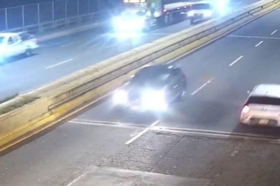 El veh&iacute;culo qued&oacute; captado cuando circulaba contra la v&iacute;a en el puente El Incienso. (Foto v&iacute;a: Am&iacute;lcar Montejo)