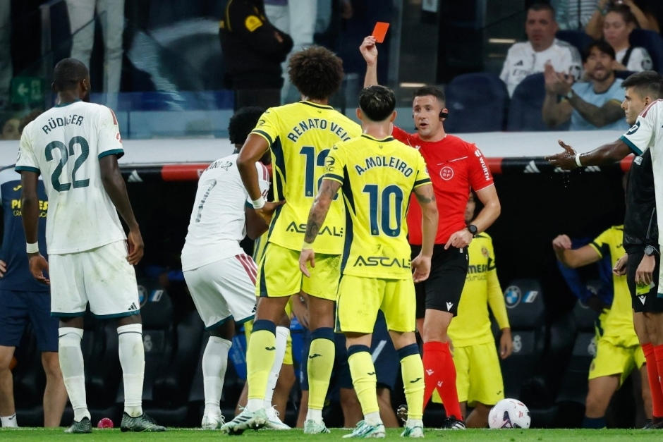 Expulsan a Vinicius por jalarle el pelo a jugador del Villarreal