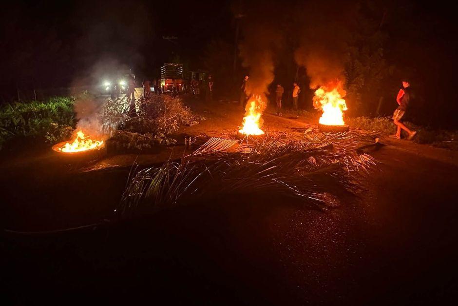 Los manifestantes han bloqueado el paso.&nbsp;(Foto v&iacute;a: RRSS)