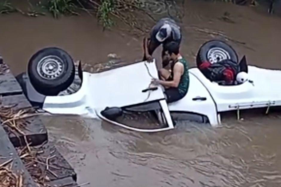 Los vecinos del sector rescataron al conductor tras caer al r&iacute;o.&nbsp;(Foto v&iacute;a: captura de video)