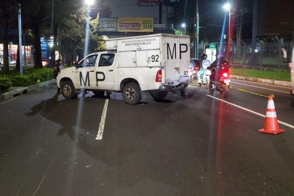 Un accidente de motocicleta dej&oacute; a un hombre fallecido y otro herido en la Calzada Roosevelt. (Foto: Transito Mixco)
