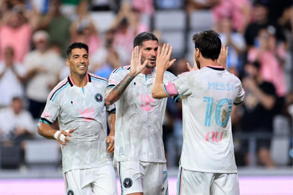 De Paul agradece a Messi luego de darle la asistencia para el segundo de las garzas. (Foto: AFP)