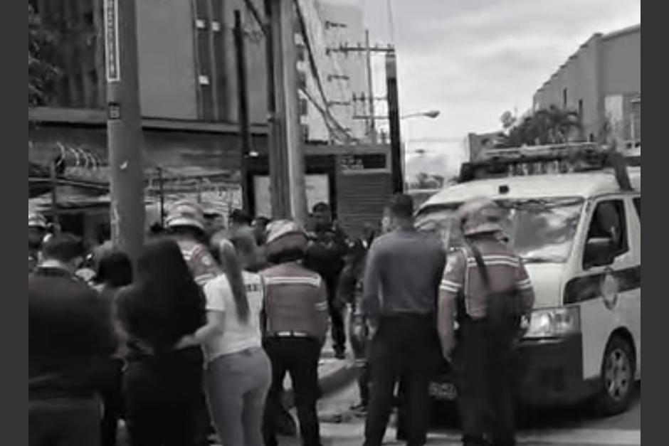 La v&iacute;ctima fue alcanzada por dos balas perdidas. (Foto: captura de video)