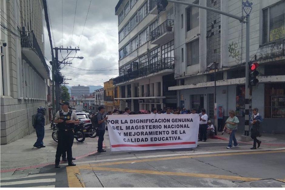 Maestros mantienen presencia en la 11 calle de la zona 1. (Foto:&nbsp;Am&iacute;lcar Montejo)&nbsp;