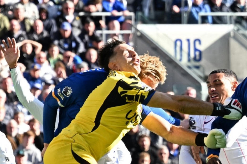 El guardameta del Chelsea recibi&oacute; un fuerte golpe en el juego entre Everton y Chelsea de este s&aacute;bado. (Foto: AFP)