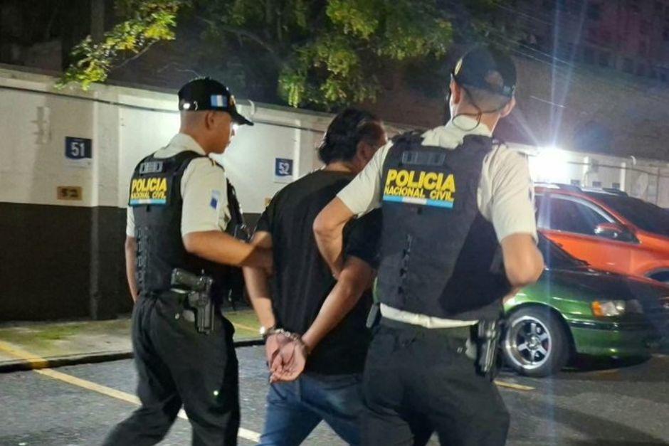 La PNC report&oacute; la captura de hombre por ocho &oacute;rdenes de captura en la zona 9. (Foto: PNC/Soy502)