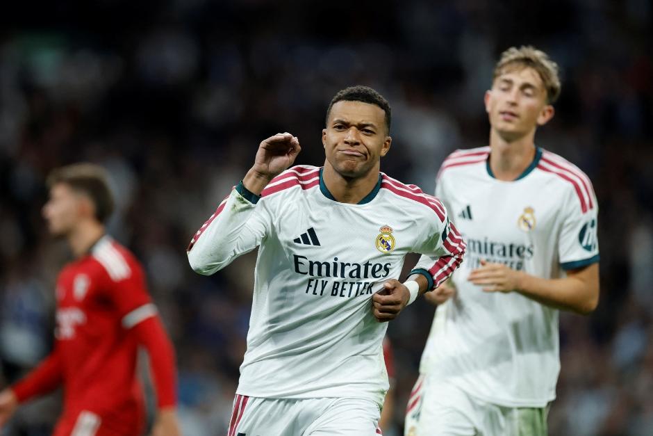 Kylian Mbapp&eacute; fue el goleador de la noche para los merengues con dos tantos frente a los sevillistas. (Foto: AFP)