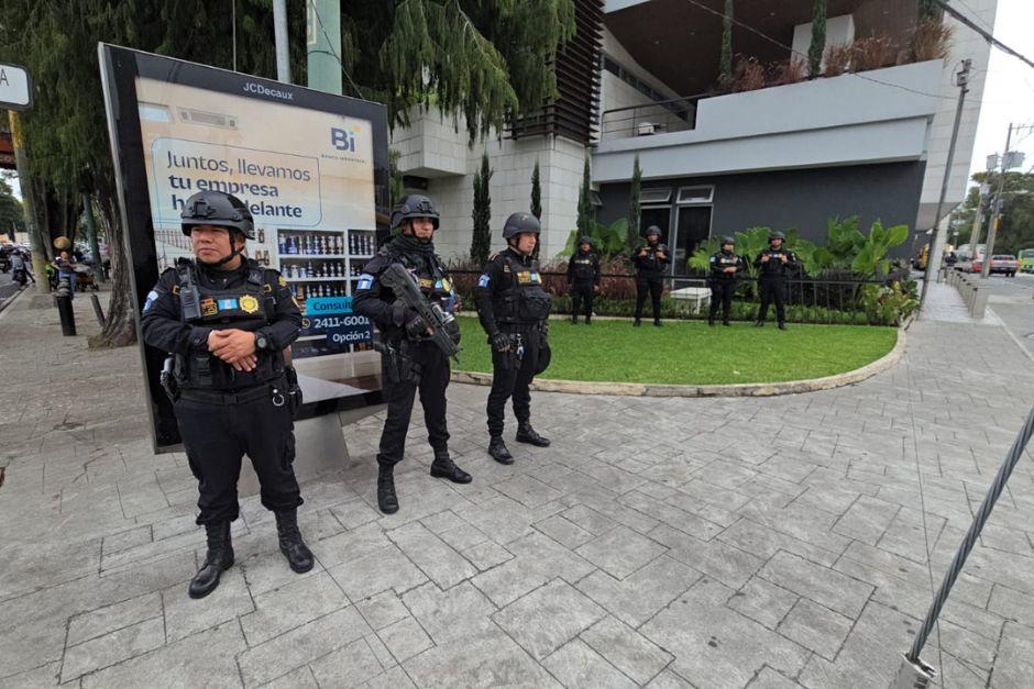Agentes de seguridad se observan en los alrededores de la capilla donde ser&aacute; velado el exfiscal Juan Francisco Sol&oacute;rzano Foppa. (Foto: Jose Luis Pos)