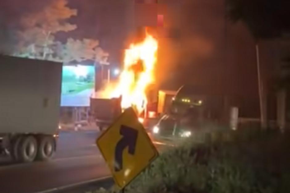 Video: Tr&aacute;iler se prende en llamas en medio de la carretera