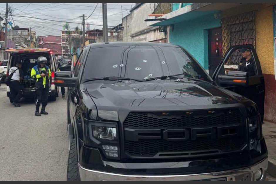 El auto qued&oacute; con varias perforaciones de bala. (Foto: Bomberos Voluntarios)