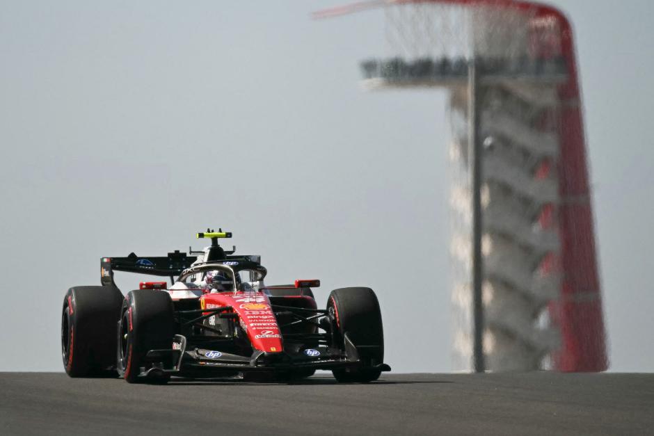 La Ferrari de Charles Leclerc fue la m&aacute;s r&aacute;pida este viernes e ilusiona a los tifosi. (Foto: AFP)