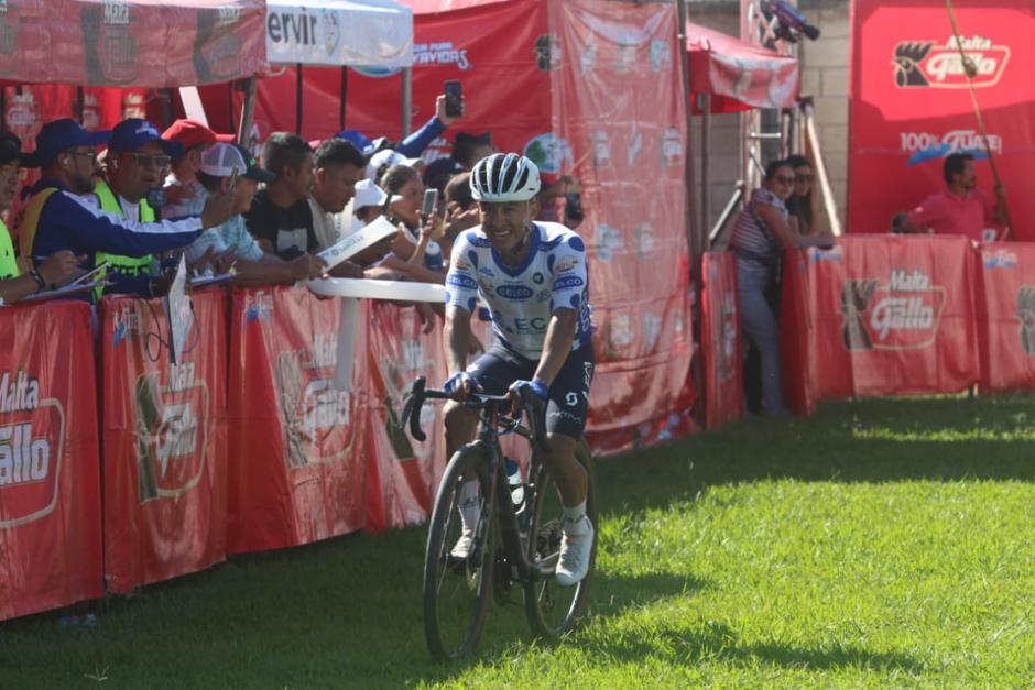 El tecpaneco Jos&eacute; Canastuj sonr&iacute;e al cruzar la meta en San Antonio La Paz. (Foto: Federaci&oacute;n de Ciclismo)
