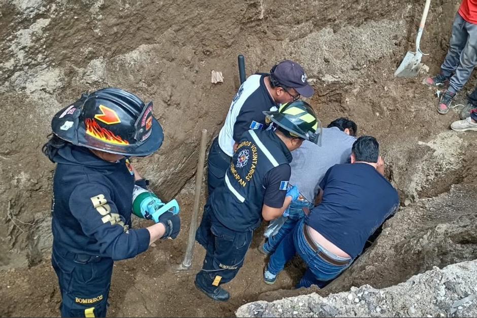Un trabajador fue rescatado con vida despu&eacute;s de quedar soterrado en una zanja en Totonicap&aacute;n. (Foto: Bomberos Voluntarios / Soy502)