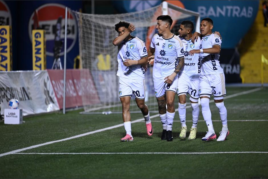 Dairon Reyes festeja luego de haber convertido el tanto ganador de penal. (Foto: Pedro Pablo Mijangos / colaborador)