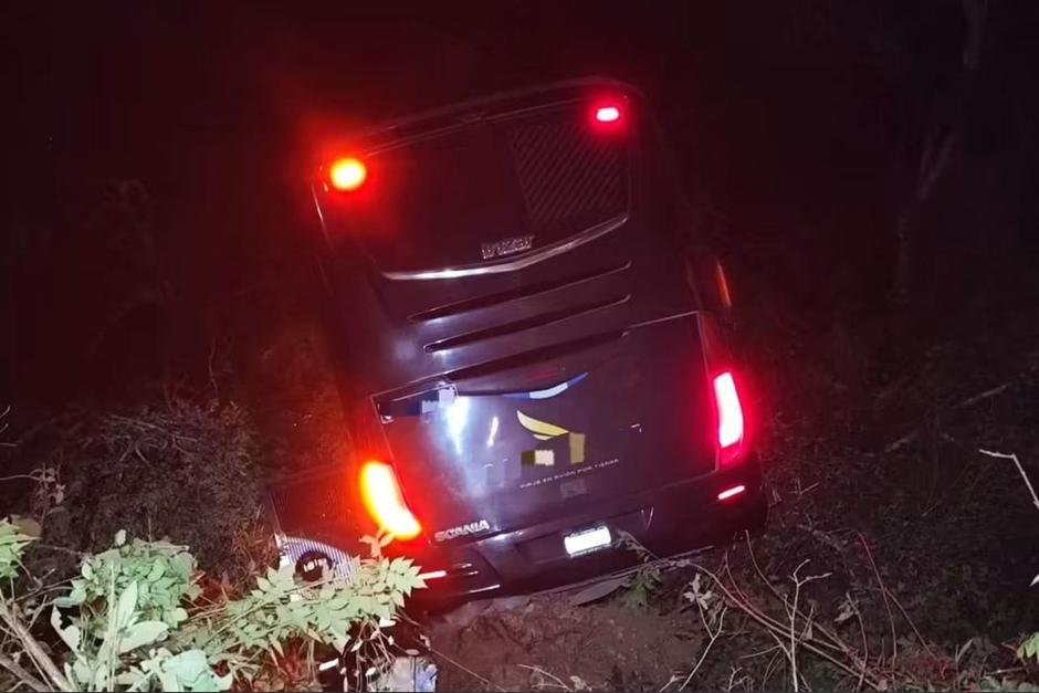 Un bus cay&oacute; a un barranco en el kil&oacute;metro 269 de la ruta Interamericana, en Huehuetenango. (Foto: CBV / Soy502)