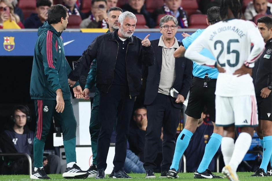 El t&eacute;cnico luso reclam&oacute; al &aacute;rbitro una posible tarjeta roja de Cancelo por una falta a Diomand&eacute;. (Foto: AFP)