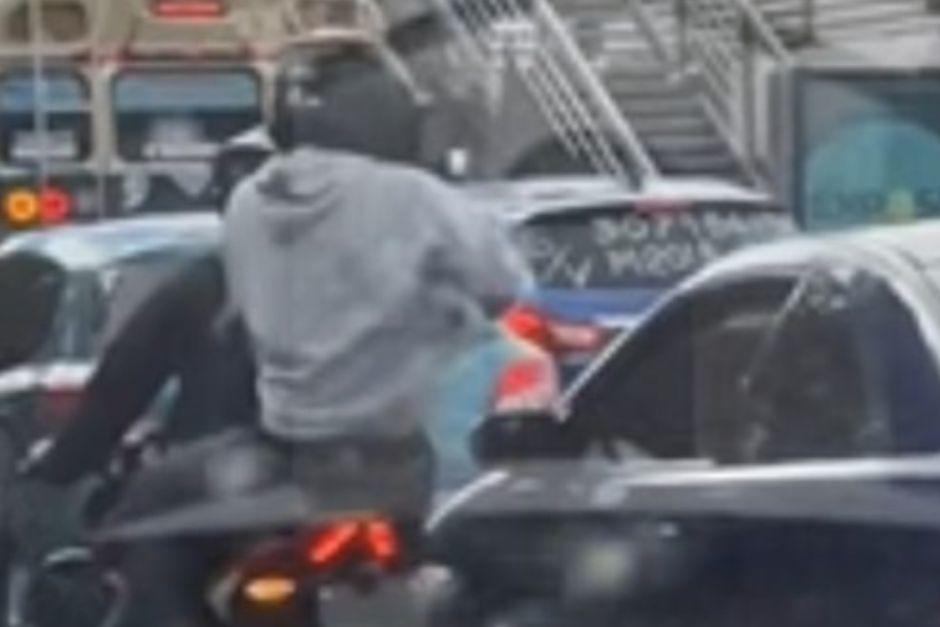 Un presunto asalto alert&oacute; a los conductores en la calzada Roosevelt.&nbsp;(Foto v&iacute;a: captura de video)