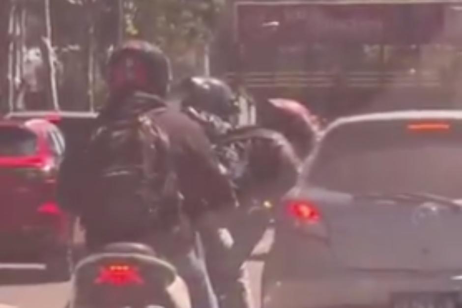 Tras realizar el asalto, los delincuentes huyeron del lugar. (Foto: Captura de video)