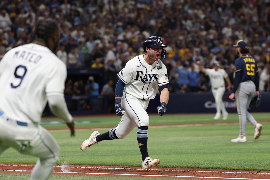 Ben Williamson festejando tras impulsar la carrera de la victoria a favor de los Rays. (Foto: AFP)&nbsp;