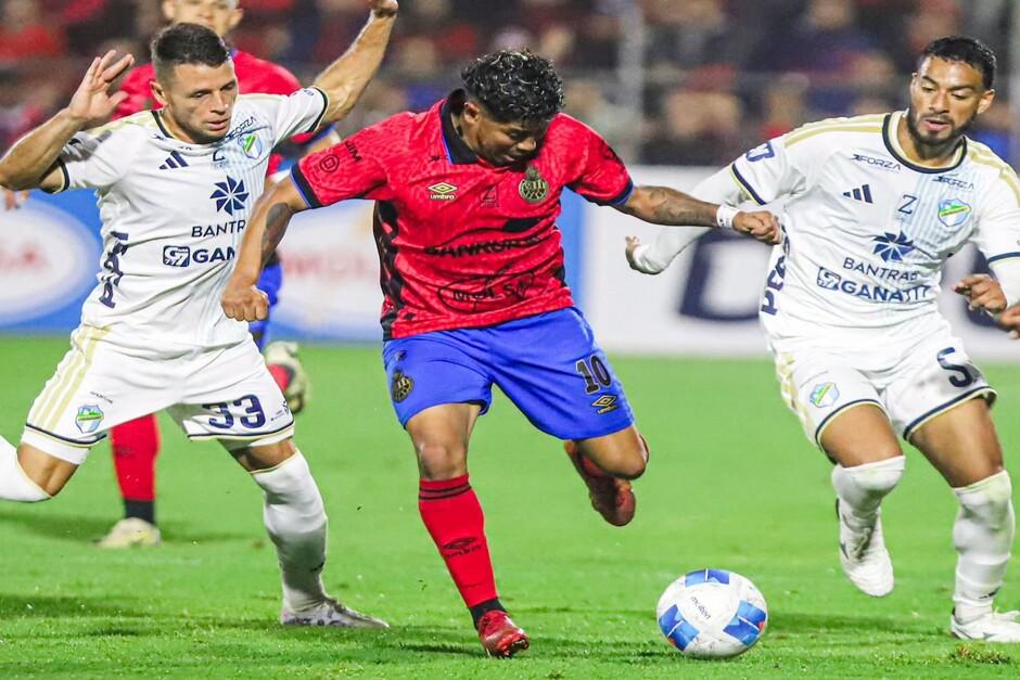 Municipal logra remontar y pinta de rojo el Cl&aacute;sico 339