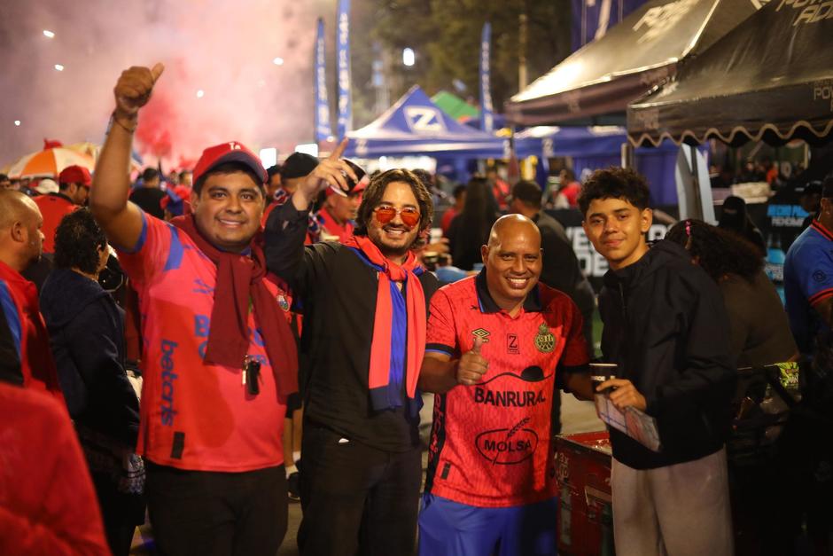 Numerosos aficionados rojos, incluyendo al "Clon del Pin", Marcos Chitay, en las afueras del Tr&eacute;bol. (Foto: Juan Mijangos)&nbsp;