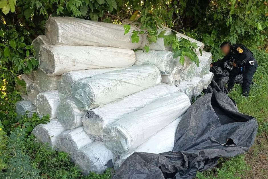 Marihuana fue hallada oculta en m&aacute;s de 40 rollos de tela. (Foto: PNC)