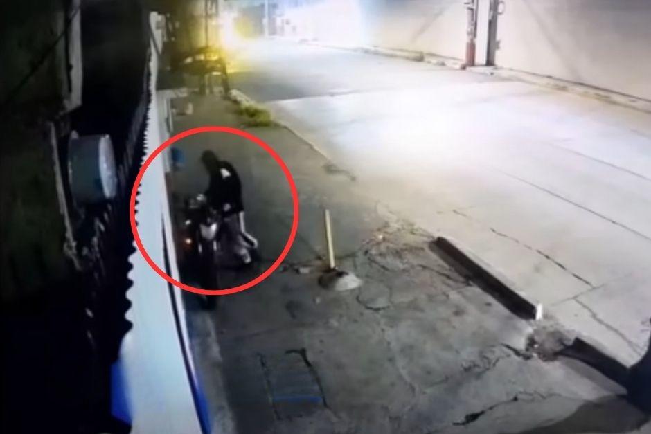 Un individuo qued&oacute; grabado cuando se rob&oacute; una motocicleta que estaba estacionada. (Foto: Captura de video)