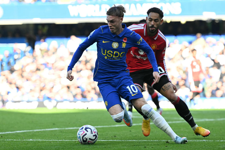 Cole Palmer (10) anot&oacute; su tercer gol del torneo y sentenci&oacute; el triunfo blue ante los diablos rojos. (Foto: AFP)&nbsp;