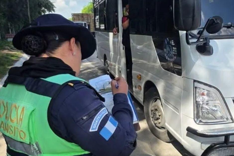 La unidad trasladaba a varios pasajeros de pie, algunos de ellos expuestos fuera del microb&uacute;s. (Foto v&iacute;a:&nbsp;Tr&aacute;nsito PNC)