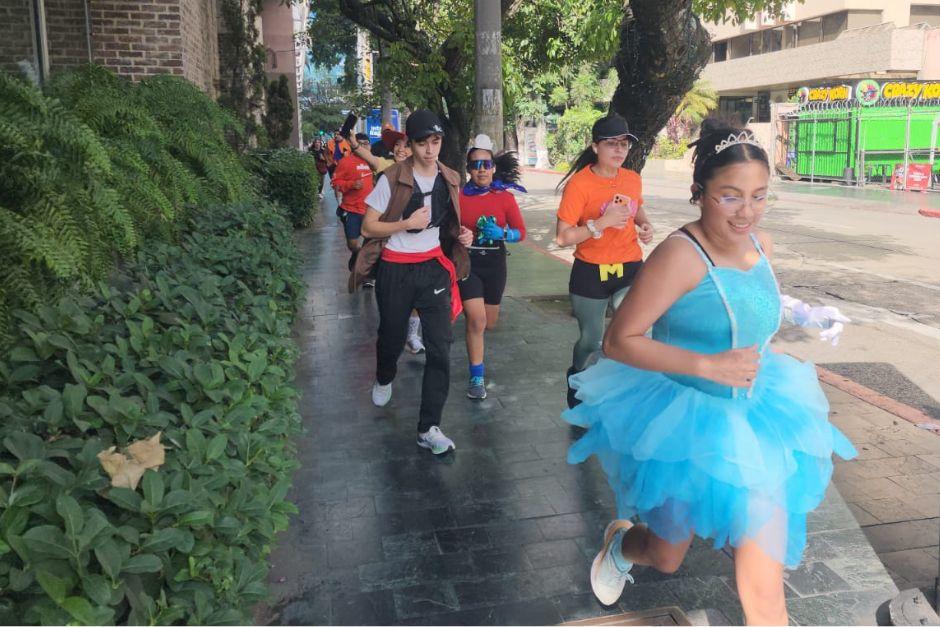 Una carrera de disfraces reuni&oacute; a participantes en la zona 10. (Foto: Jorge Sente/colaborador)&nbsp;