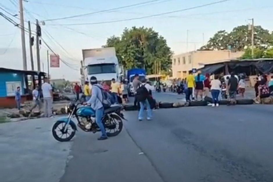 Manifestantes han bloqueado carreteras nuevamente este martes. (Foto: Redes sociales)