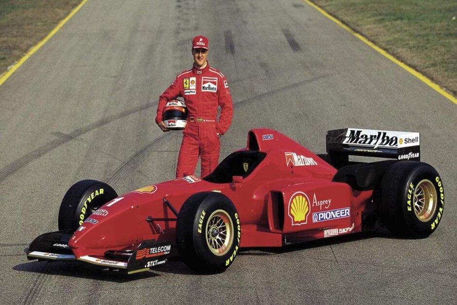Michael Schumacher posa junto al F310 que condujo en su primera temporada con la escuder&iacute;a italiana. (Foto: Ferrari)&nbsp;