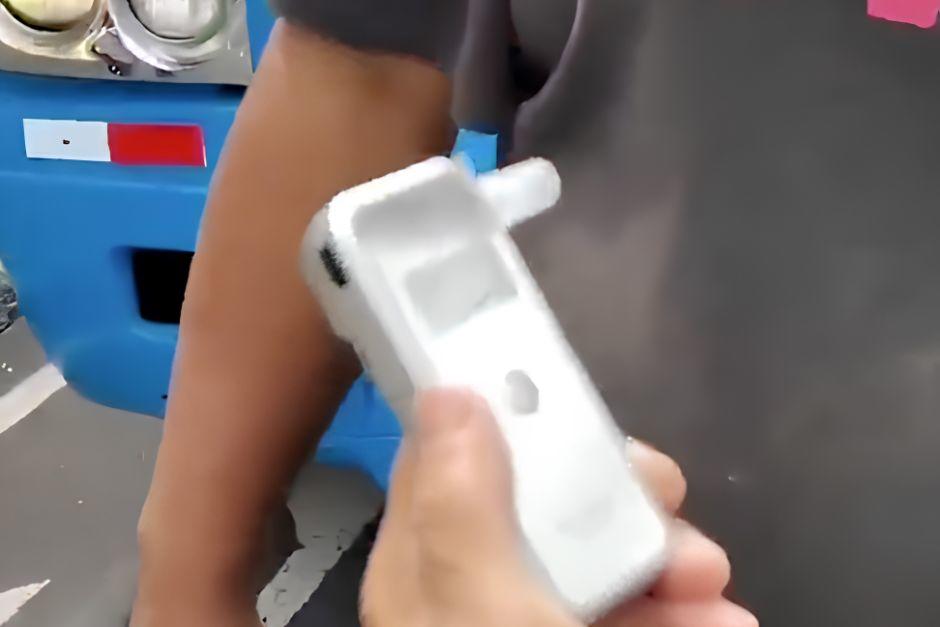 El piloto de un tr&aacute;iler fue multado por conducir ebrio en zona 10. (Foto: Captura de video)