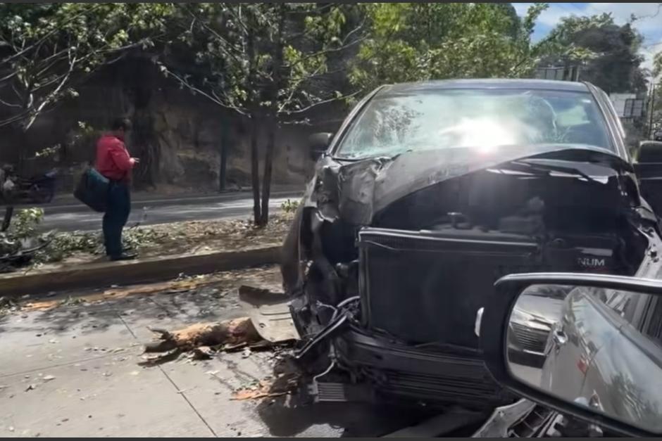 Uno de los autos se cruz&oacute; el arriate central. (Foto: captura de video)