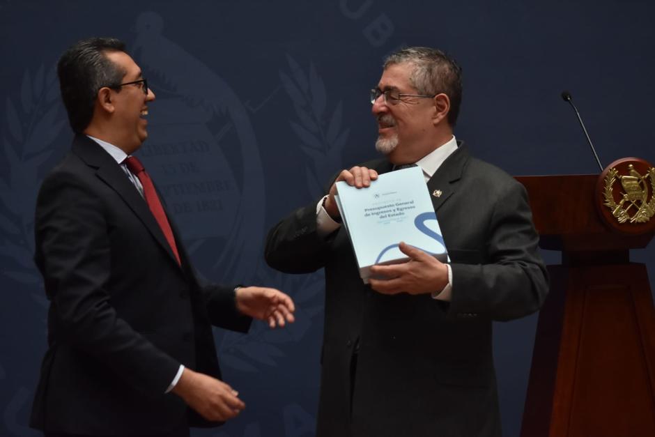 El ministro de Finanzas Jonathan Menkos explic&oacute; que la propuesta contempla una mayor recaudaci&oacute;n tributaria y alrededor de Q45 mil millones de deuda p&uacute;blica. (Foto: Estuardo Paredes / Soy502)