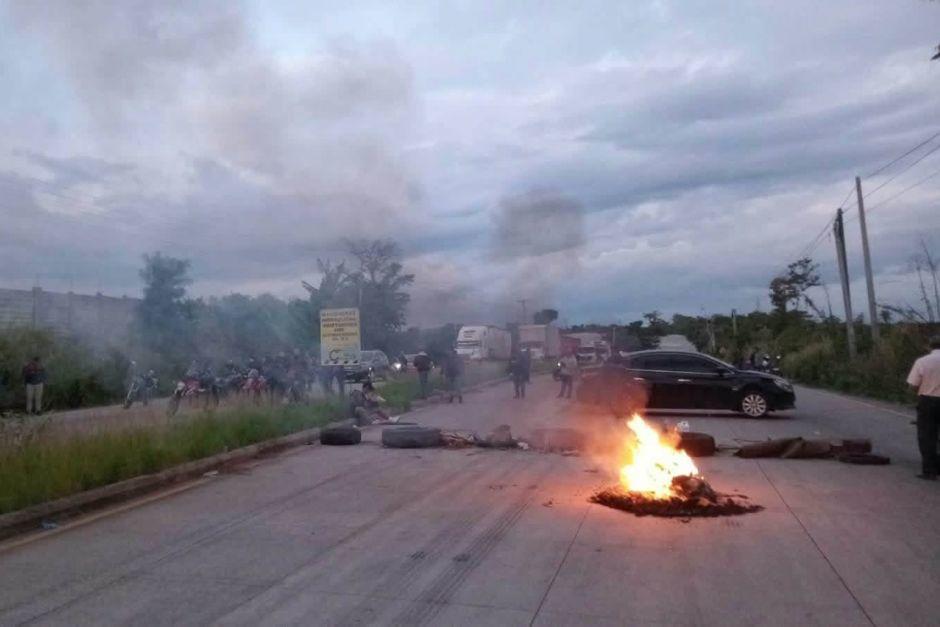 Manifestantes han bloqueados tramos carreteros este viernes en el pa&iacute;s. (Foto: Redes sociales)