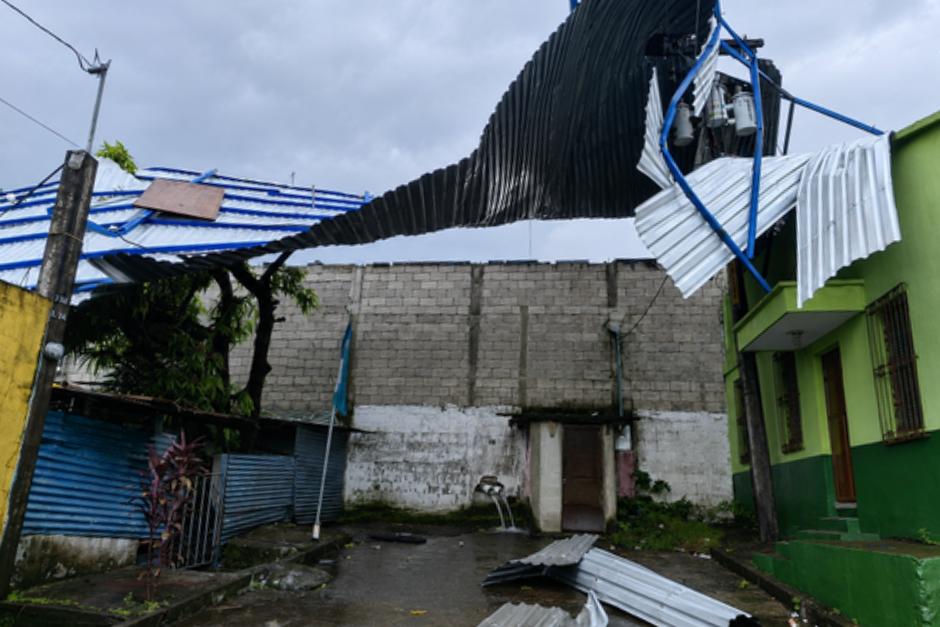 El techado de tres aulas de la escuela de colonia 8 de febrero vol&oacute; hacia las viviendas cercanas. (Foto: Miguel Peralta)