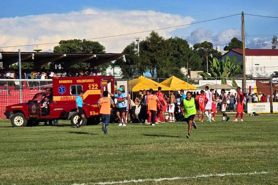 El &aacute;rbitro Lenin P&eacute;rez sufri&oacute; un golpe de calor y tuvo que ser trasladado hacia un hospital de inmediato. (Captura Video)