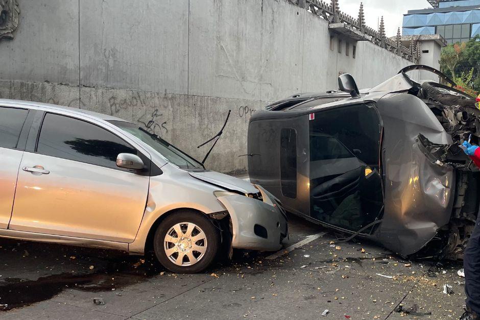 Los veh&iacute;culos obstruyen el carril hacia zona 15.&nbsp;(Foto v&iacute;a: Bomberos Municipales)